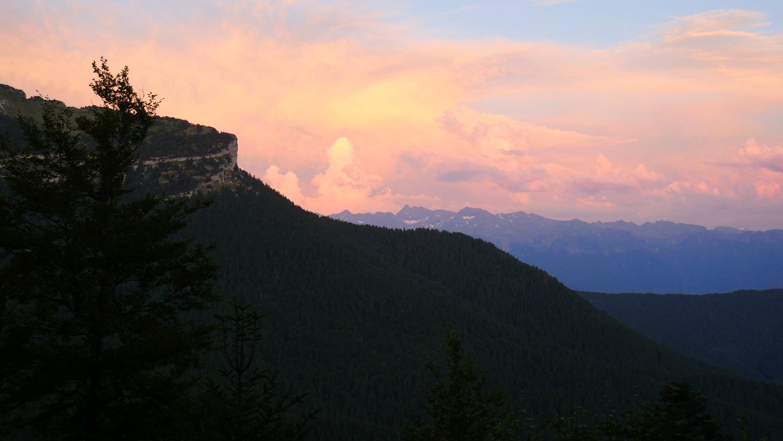 Les Alpes, un coucher de soleil sur Chamechaude